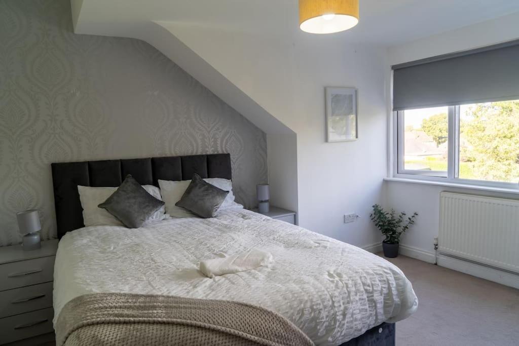 Spacious 15 Guest Home With 9 Beds In Shirley Solihull Exterior photo