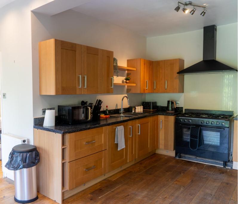 Spacious 15 Guest Home With 9 Beds In Shirley Solihull Exterior photo
