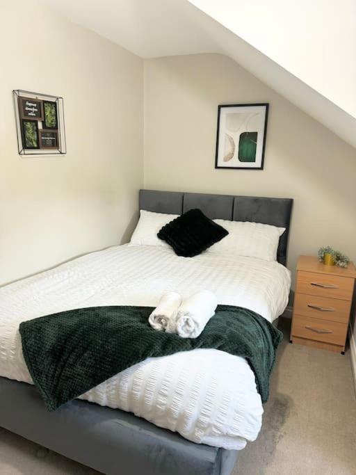 Spacious 15 Guest Home With 9 Beds In Shirley Solihull Exterior photo