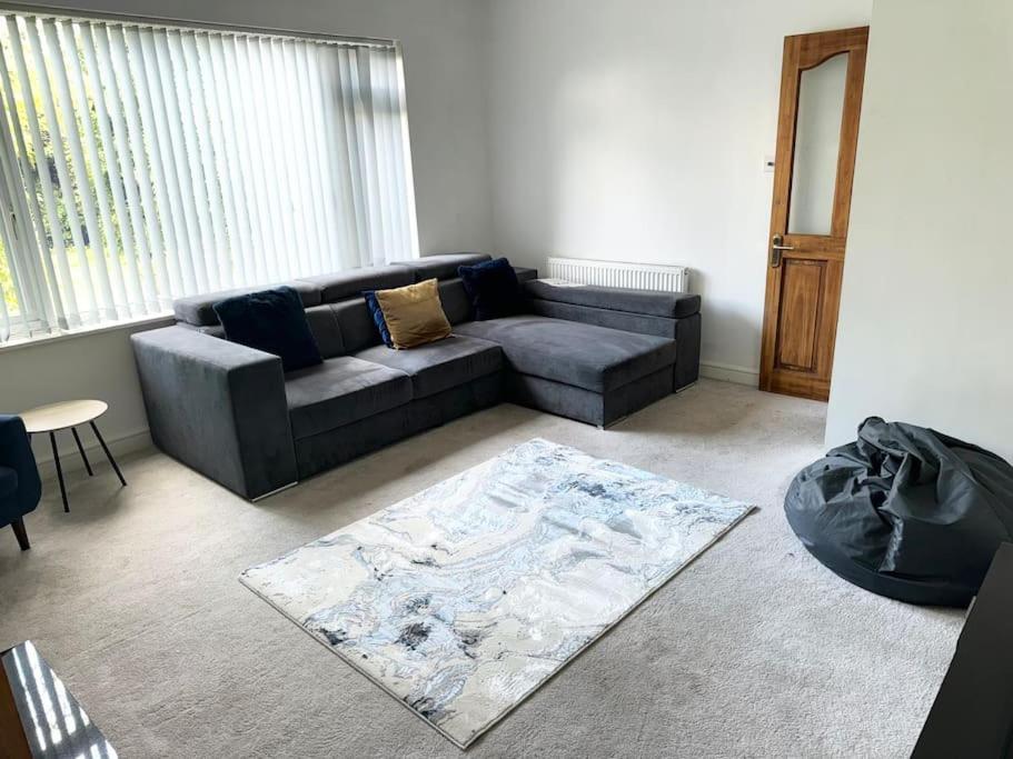 Spacious 15 Guest Home With 9 Beds In Shirley Solihull Exterior photo