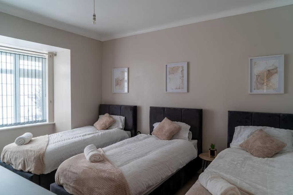 Spacious 15 Guest Home With 9 Beds In Shirley Solihull Exterior photo