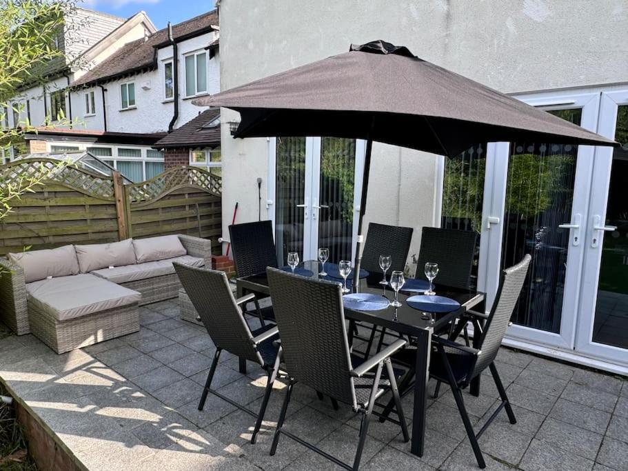 Spacious 15 Guest Home With 9 Beds In Shirley Solihull Exterior photo